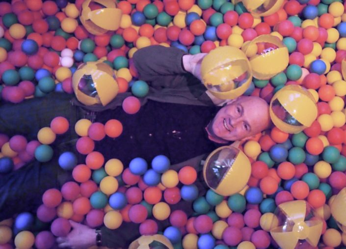 Andre Kuipers spelen speels ballenbak